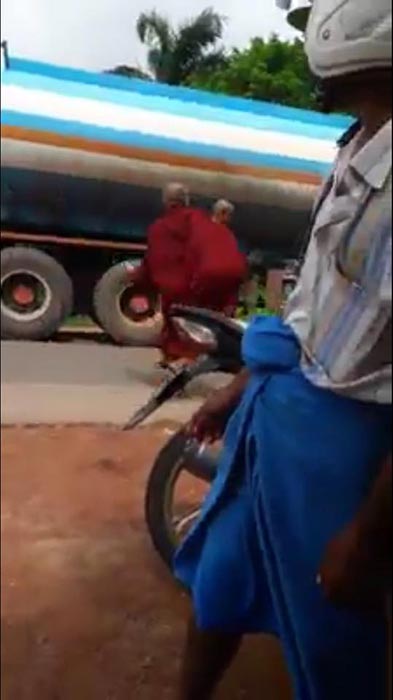 พระต่อยกัน