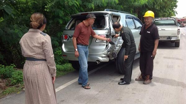 รถพ่วงชนรถกระบะ