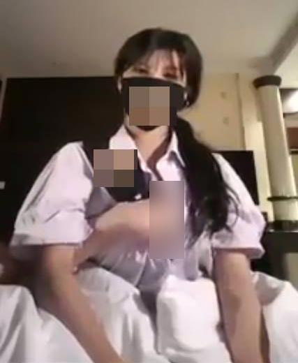 สาวให้ผู้ชายจับนม