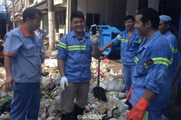 คุ้ยขยะหาไอโฟน