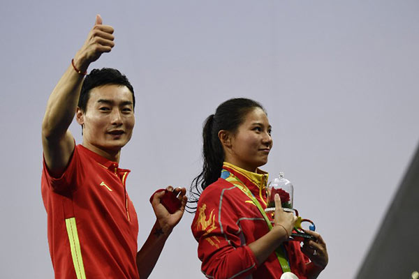 นักกีฬาจีนคุกเข่าขอแต่งงาน