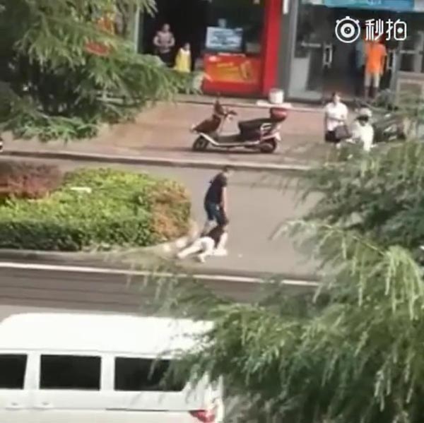 ดึงผมสาวลากข้ามถนน