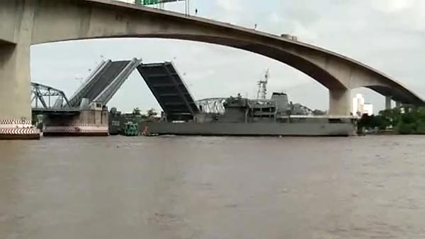 ชนสะพานกรุงเทพ