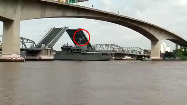 ชนสะพานกรุงเทพ