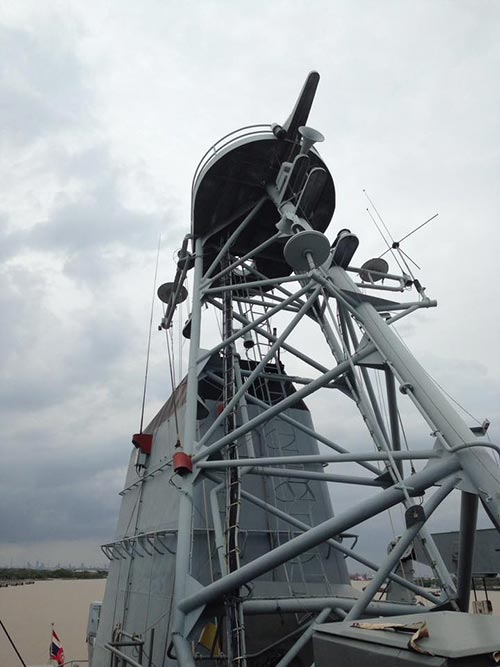 ชนสะพานกรุงเทพ