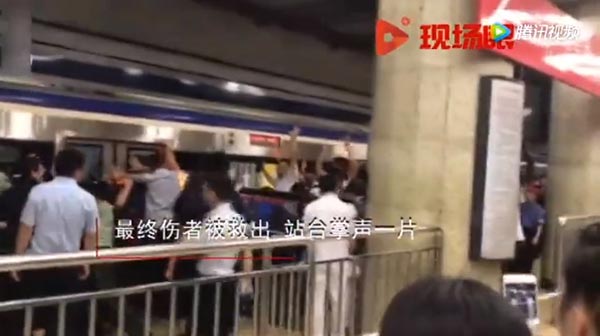 ช่วยคนตกรถไฟฟ้า