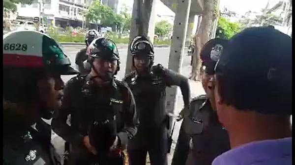 ปะทะตำรวจ