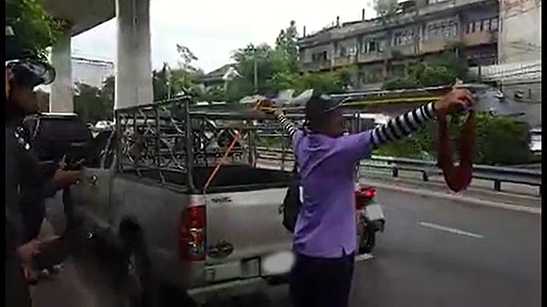 ปะทะตำรวจ