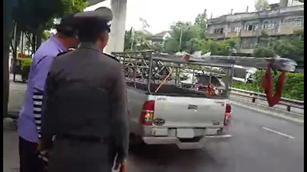 ปะทะตำรวจ