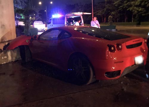 เฟอร์รารี่ชนแบริเออร์