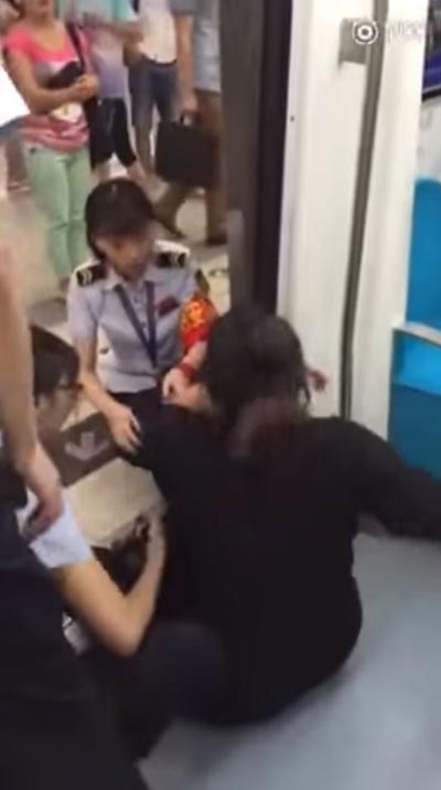 หญิงท้องนั่งขวางทาง