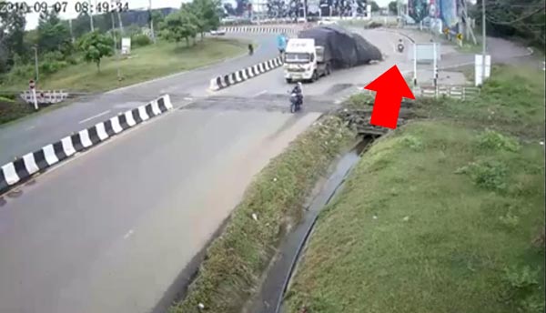 รถบรรทุกหลุดโค้ง