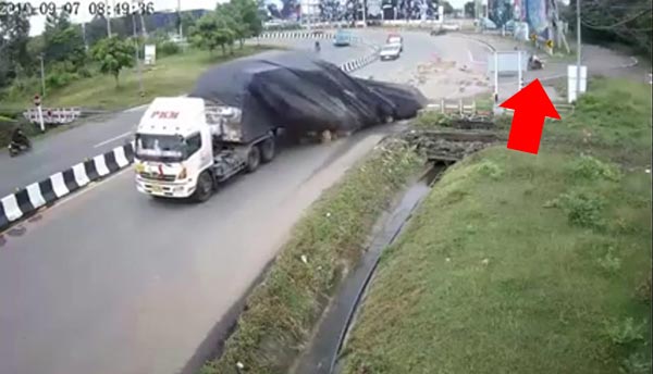รถบรรทุกหลุดโค้ง