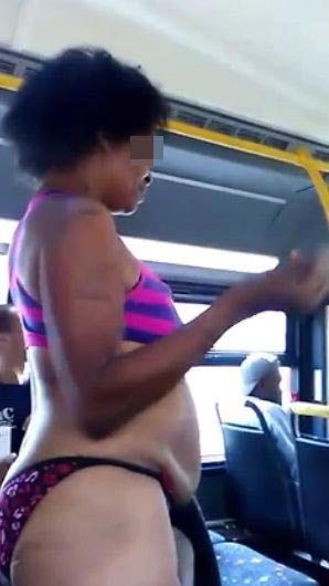 ผู้หญิงเปลือยบนรถเมล์