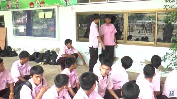 ครูปาแก้วใส่นักเรียน