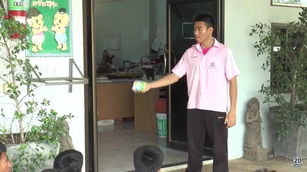 ครูปาแก้วใส่นักเรียน