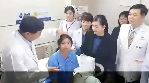 ครูปาแก้วใส่นักเรียน