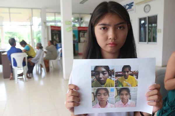 ครูปาแก้วใส่นักเรียน