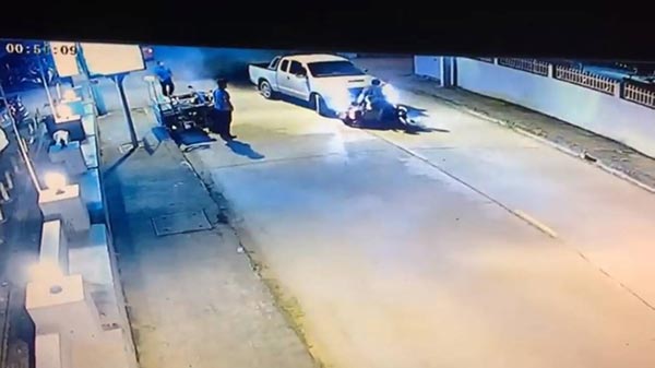 กระบะชนมอเตอร์ไซค์