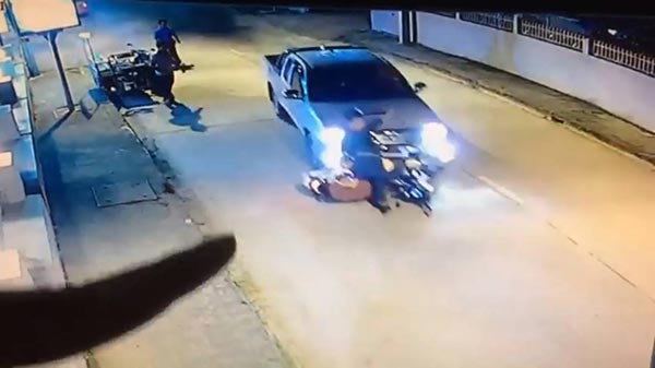 กระบะชนมอเตอร์ไซค์