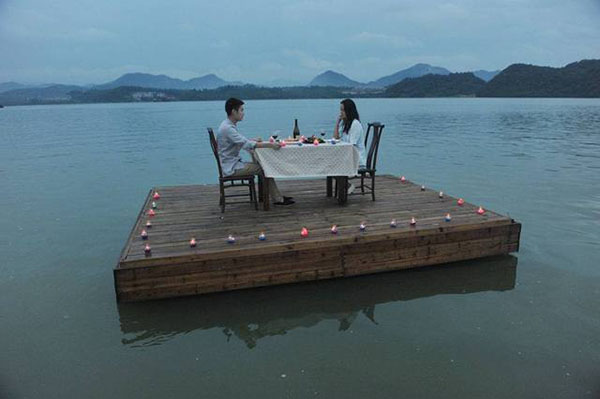 ดินเนอร์ลอยน้ำกลางทะเลสาบ