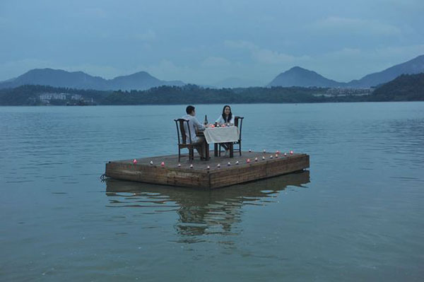 ดินเนอร์ลอยน้ำกลางทะเลสาบ