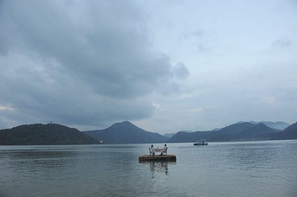 ดินเนอร์ลอยน้ำกลางทะเลสาบ