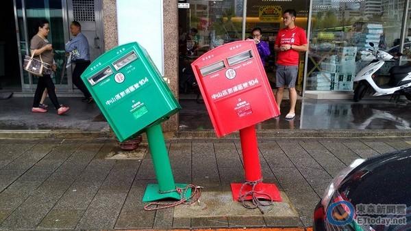 ตู้ไปรษณีย์เอียง