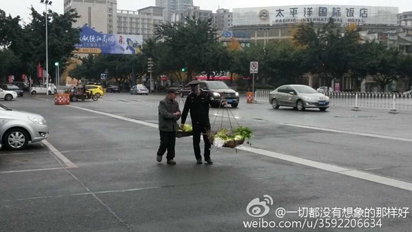 ตำรวจช่วยคนแก่