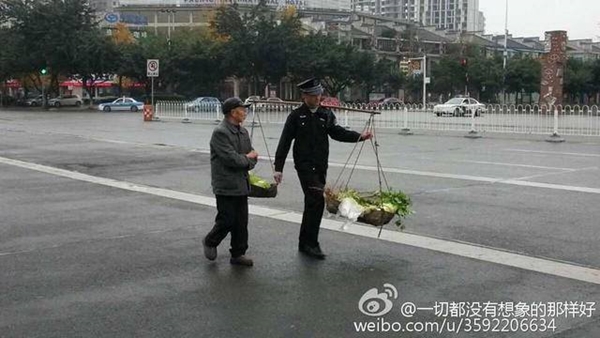 ตำรวจช่วยคนแก่