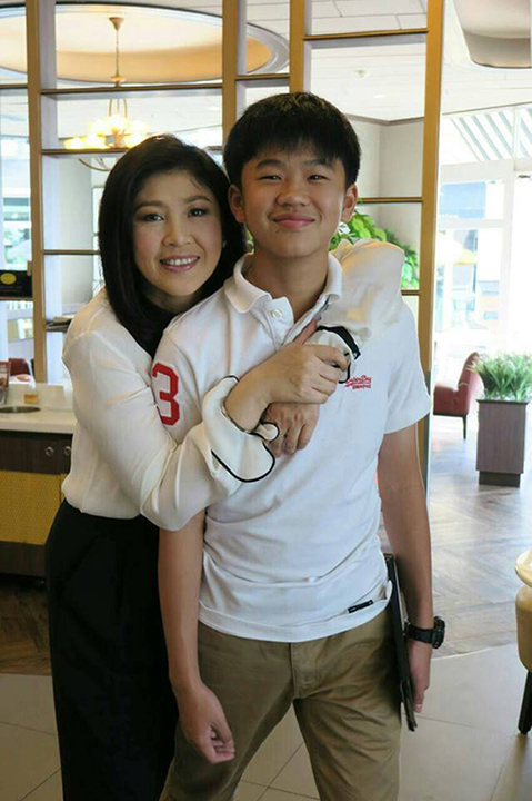 ยิ่งลักษณ์ อวดภาพกอดน้องไปป์