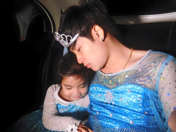 พ่อลูกเต้นเอลซ่า