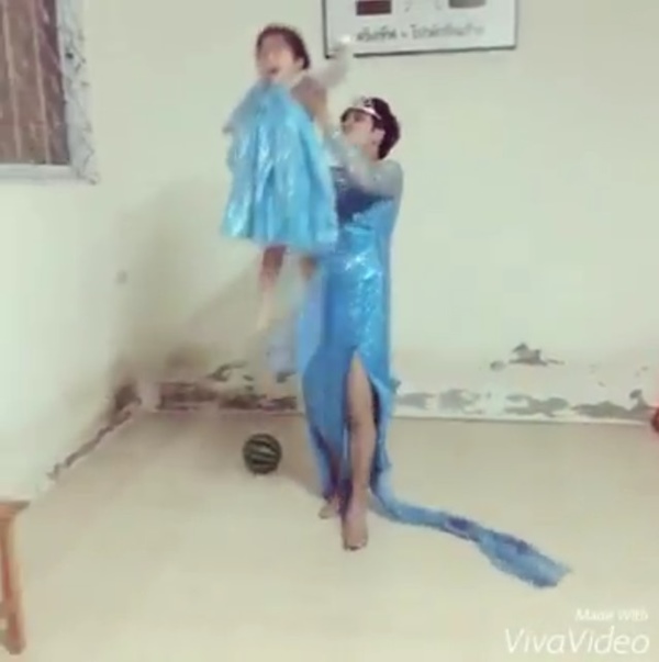 พ่อลูกเต้นเอลซ่า