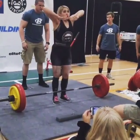 นักยกน้ำหนักอ้วกใส่กรรมการ