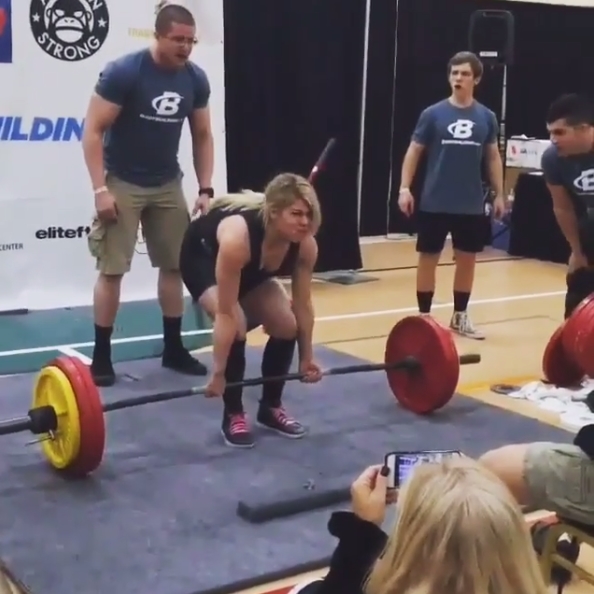 นักยกน้ำหนักอ้วกใส่กรรมการ