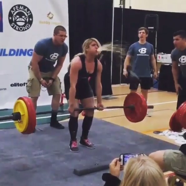 นักยกน้ำหนักอ้วกใส่กรรมการ