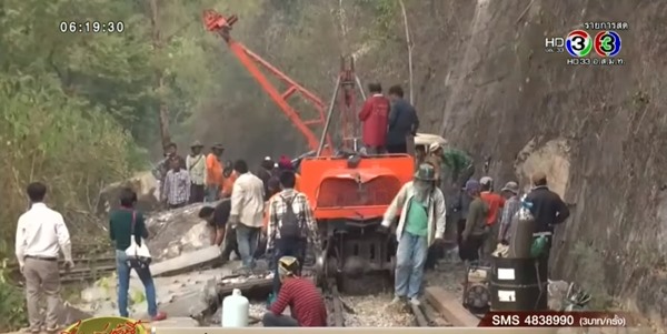 หินยักษ์ทับรางรถไฟ