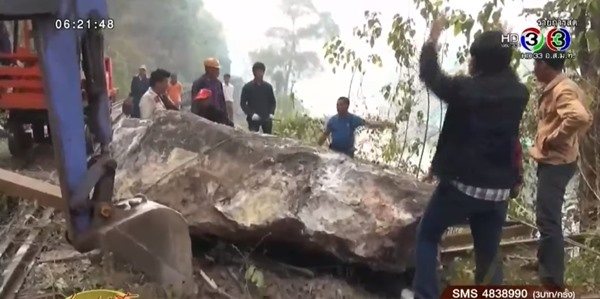 หินยักษ์ทับรางรถไฟ