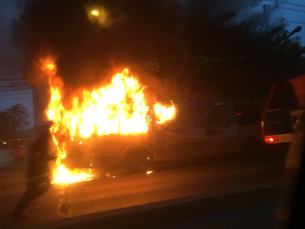 ไฟไหม้รถเมล์ ปอ.38