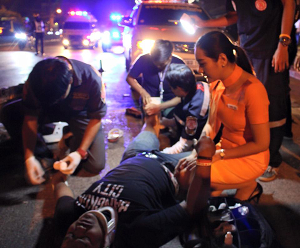 แอร์โฮสเตรช่วยผู้บาดเจ็บ