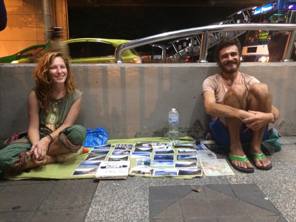 นักท่องเที่ยวขายโปสการ์ด