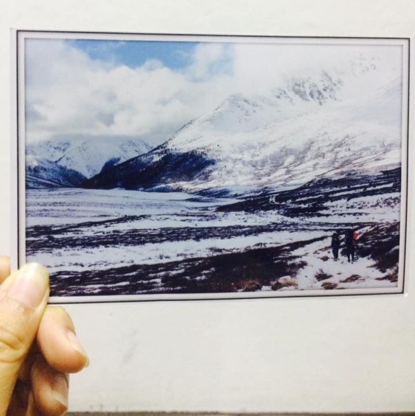 นักท่องเที่ยวขายโปสการ์ด