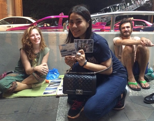 นักท่องเที่ยวขายโปสการ์ด