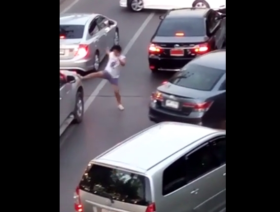 หนุ่มเมาต่อยตำรวจ