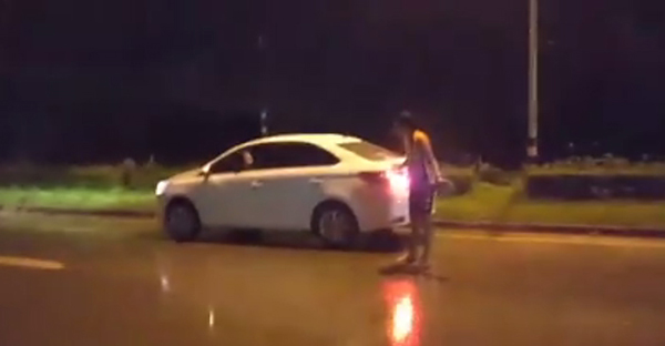 จอดรถคุยโทรศัพท์