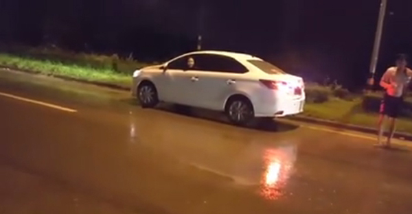 จอดรถคุยโทรศัพท์