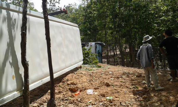 รถรางสวนสัตว์พลิกคว่ำ