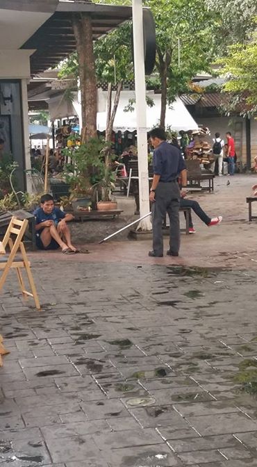 ชายนอนข้างทางถูกไม้ฟาด