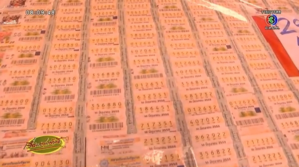 ผู้ค้าสลากเมืองเชียงใหม่ แหวกแนว จัดโปรฯ ซื้อหวยแถมไข่