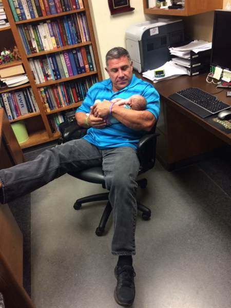 ครูอุ้มลูกของนักศึกษา